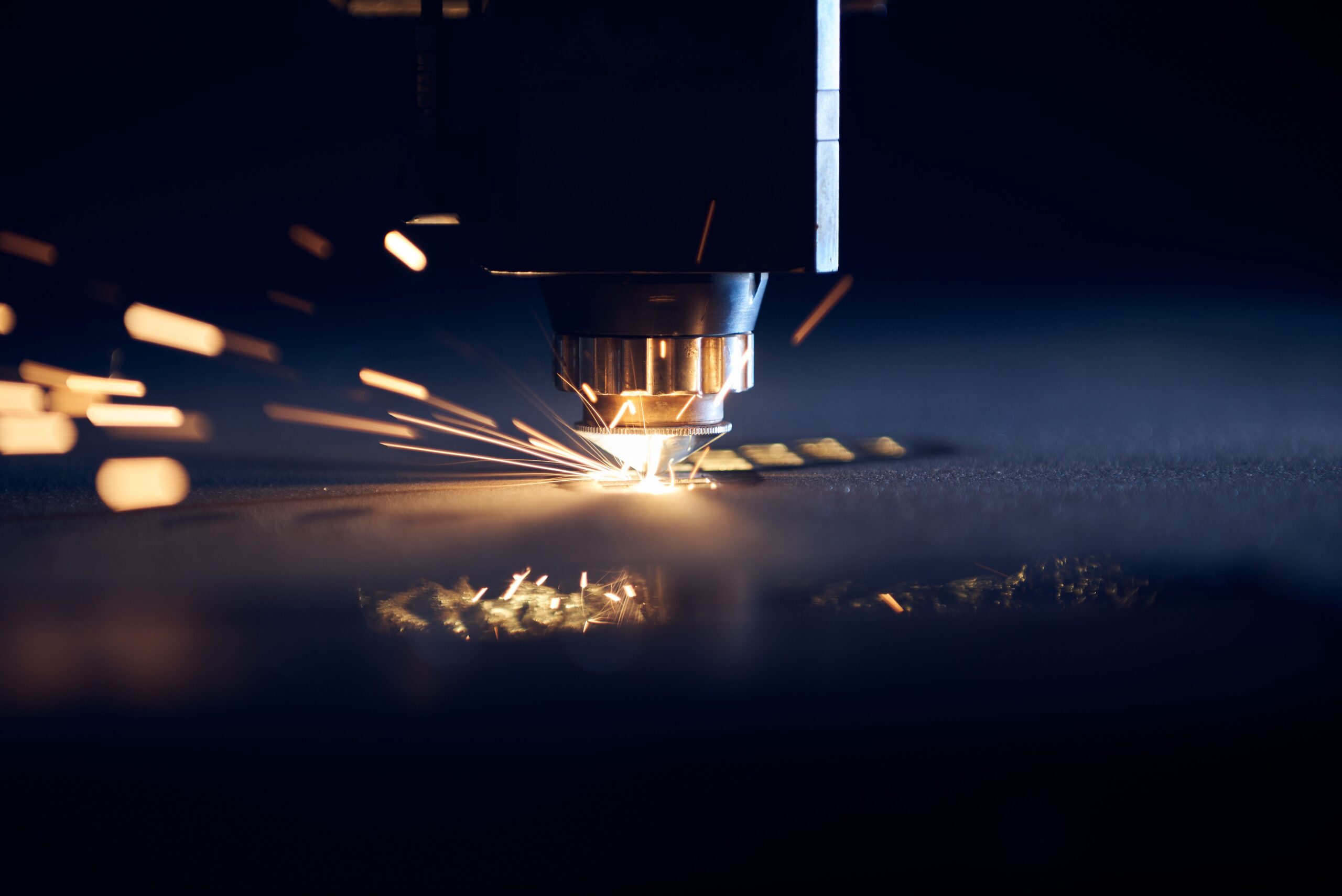 Laserowe cięcie blachy (obudowy nagłośnienia dla firm)